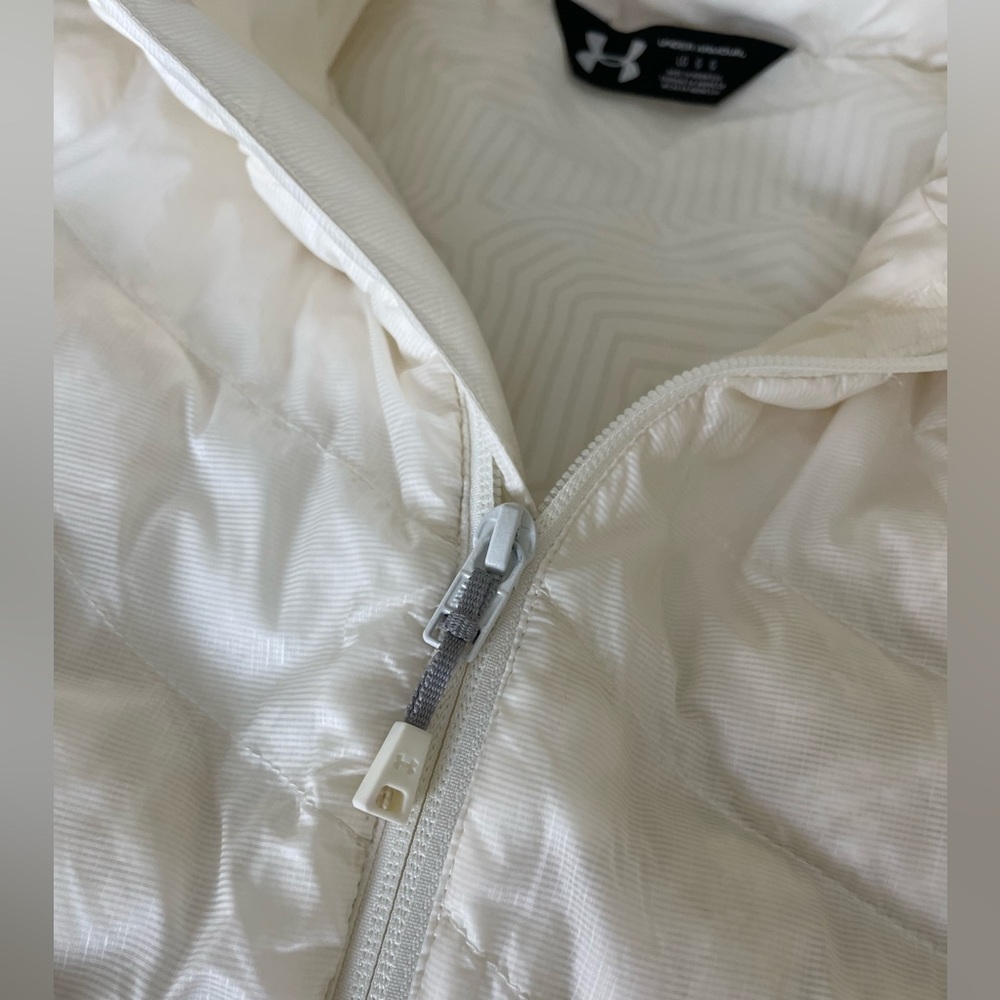 Size L Underarmour white puffer vest. - Picture 5 of 10